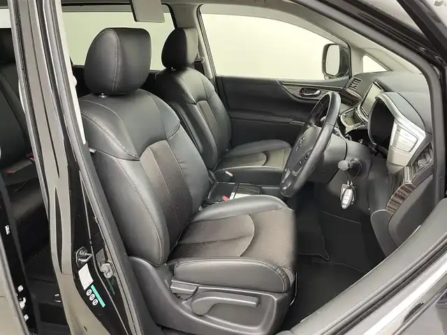 日産 エルグランド 250ハイウェイスター 埼玉県 2014(平26)年 2.4万km ファントムブラック 純正ナビ/純正アルミホイール/フリップダウンモニター/サンルーフ/両側パワースライドドア/コーナーセンサー/エアバッグW/カーテンエアバッグ/衝突被害軽減システム/ハーフレザーシート/クルーズコントロール/ウォークスルー/オートライト/スマートキー/プッシュスタート