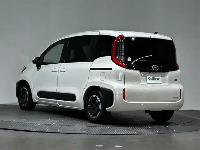 トヨタ シエンタ ハイブリッド Z 愛媛県 2023(令5)年 0.5万km ホワイトパールクリスタルシャイン ・ワンオーナー/・純正ナビ/(ラジオ/フルセグ/BT)/・トヨタセーフティセンス/・全方位カメラ/・両側パワースライドドア/・D/N席シートヒーター/・ハンドルヒーター/・ビルトインETC2.0/・ステアリングリモコン/・AC100V充電/・スペアキー/・取扱説明書/・保証書