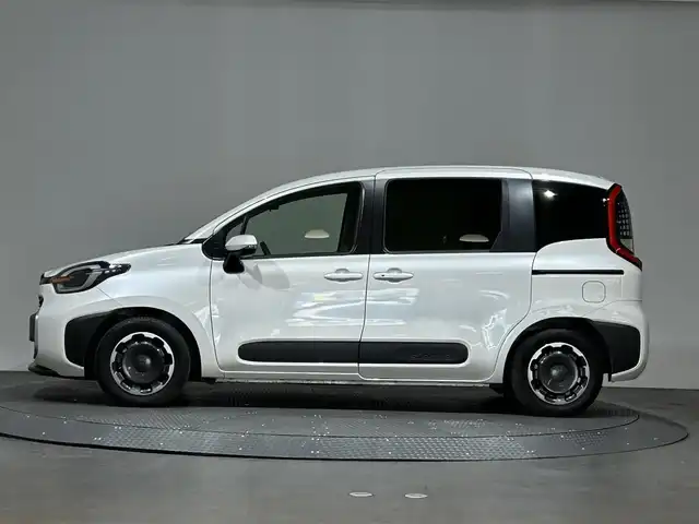 トヨタ シエンタ ハイブリッド Z 愛媛県 2023(令5)年 0.5万km ホワイトパールクリスタルシャイン ・ワンオーナー/・純正ナビ/(ラジオ/フルセグ/BT)/・トヨタセーフティセンス/・全方位カメラ/・両側パワースライドドア/・D/N席シートヒーター/・ハンドルヒーター/・ビルトインETC2.0/・ステアリングリモコン/・AC100V充電/・スペアキー/・取扱説明書/・保証書