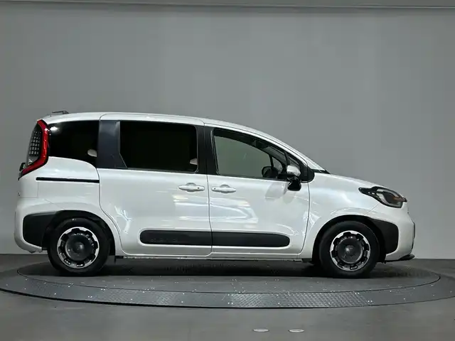 トヨタ シエンタ ハイブリッド Z 愛媛県 2023(令5)年 0.5万km ホワイトパールクリスタルシャイン ・ワンオーナー/・純正ナビ/(ラジオ/フルセグ/BT)/・トヨタセーフティセンス/・全方位カメラ/・両側パワースライドドア/・D/N席シートヒーター/・ハンドルヒーター/・ビルトインETC2.0/・ステアリングリモコン/・AC100V充電/・スペアキー/・取扱説明書/・保証書