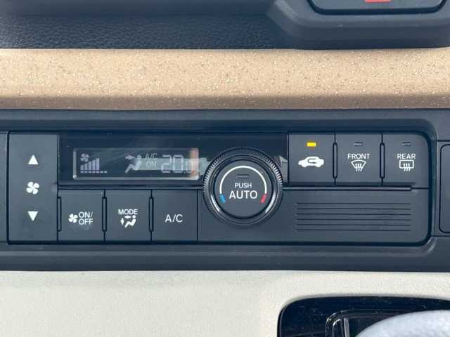 ホンダ Ｎ ＢＯＸ 千葉県 2024(令6)年 0.9万km プラチナホワイトパール ワンオーナー/純正ナビ/フルセグTV/Bluetooth/バックカメラ/片側パワースライドドア/レーダークルーズコントロール/衝突被害軽減アシスト/車線逸脱警報/レーンキープアシスト/標識認識機能/先行車発進お知らせ/オートハイビーム/LEDヘッドライト/ウィンカーミラー/ステアリングスイッチ/プッシュスタートボタン/スマートキー/スペアキー1本/純正フロアマット