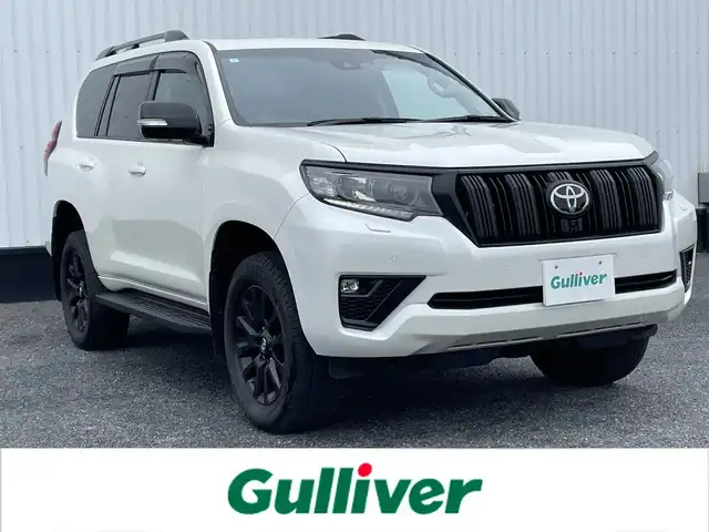 トヨタ ランドクルーザー プラド TX Lパッケージ マットブラED 千葉県 2023(令5)年 3.3万km ホワイトパールクリスタルシャイン 純正ディスプレイオーディオ　/ナビキットあり/(フルセグTV/CD/DVD/Bluetooth)/サンルーフ/全周囲カメラ/衝突被害軽減システム/車線逸脱警報/クルーズコントロール/レザーシート/横滑り防止装置/ETC/ドライブレコーダー/LEDヘッドライト/フォグランプ/オートライト/ウィンカーミラー/電動格納ミラー/純正18インチAW/シートヒーター/エアシート/シートリフター/プッシュスタート/スマートキー/フロアマット/ドアバイザー/取扱説明書/保証書
