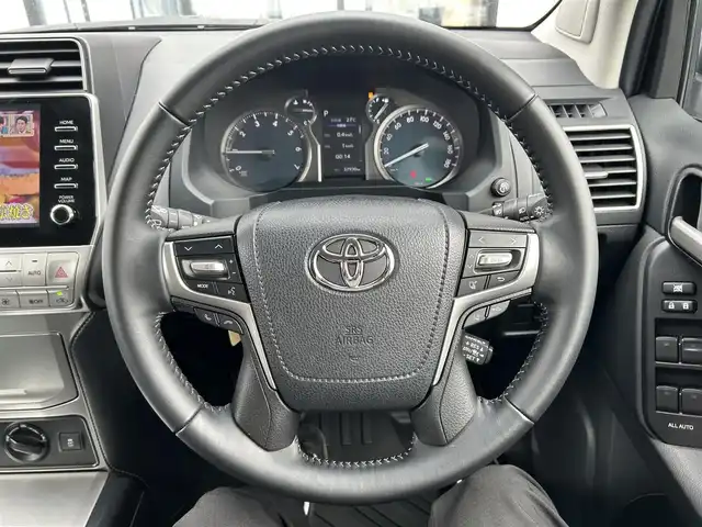 トヨタ ランドクルーザー プラド TX Lパッケージ マットブラED 千葉県 2023(令5)年 3.3万km ホワイトパールクリスタルシャイン 純正ディスプレイオーディオ　/ナビキットあり/(フルセグTV/CD/DVD/Bluetooth)/サンルーフ/全周囲カメラ/衝突被害軽減システム/車線逸脱警報/クルーズコントロール/レザーシート/横滑り防止装置/ETC/ドライブレコーダー/LEDヘッドライト/フォグランプ/オートライト/ウィンカーミラー/電動格納ミラー/純正18インチAW/シートヒーター/エアシート/シートリフター/プッシュスタート/スマートキー/フロアマット/ドアバイザー/取扱説明書/保証書
