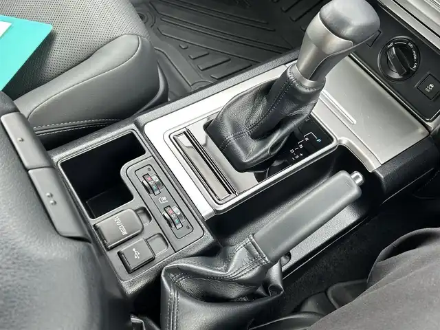 トヨタ ランドクルーザー プラド TX Lパッケージ マットブラED 千葉県 2023(令5)年 3.3万km ホワイトパールクリスタルシャイン 純正ディスプレイオーディオ　/ナビキットあり/(フルセグTV/CD/DVD/Bluetooth)/サンルーフ/全周囲カメラ/衝突被害軽減システム/車線逸脱警報/クルーズコントロール/レザーシート/横滑り防止装置/ETC/ドライブレコーダー/LEDヘッドライト/フォグランプ/オートライト/ウィンカーミラー/電動格納ミラー/純正18インチAW/シートヒーター/エアシート/シートリフター/プッシュスタート/スマートキー/フロアマット/ドアバイザー/取扱説明書/保証書
