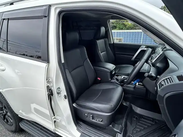 トヨタ ランドクルーザー プラド TX Lパッケージ マットブラED 千葉県 2023(令5)年 3.3万km ホワイトパールクリスタルシャイン 純正ディスプレイオーディオ　/ナビキットあり/(フルセグTV/CD/DVD/Bluetooth)/サンルーフ/全周囲カメラ/衝突被害軽減システム/車線逸脱警報/クルーズコントロール/レザーシート/横滑り防止装置/ETC/ドライブレコーダー/LEDヘッドライト/フォグランプ/オートライト/ウィンカーミラー/電動格納ミラー/純正18インチAW/シートヒーター/エアシート/シートリフター/プッシュスタート/スマートキー/フロアマット/ドアバイザー/取扱説明書/保証書