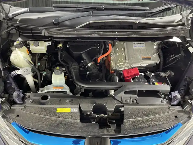 日産 セレナ e－パワー ハイウェイスター V 神奈川県 2018(平30)年 5.7万km アズライトブルー 純正8型SDナビゲーション【MM518D-L】/フルセグ　AM FM CD DVD　AUX/インテリジェントアラウンドビューモニター/インテリジェントルームミラー/ハンズフリー両側電動スライドドア【サンセード】/セーフティパックB/プロパイロット/車線逸脱防止支援システム/踏み間違い防止アシスト/インテリジェントパーキングアシスト/標識検知機能/ふらつき警報/フロントバックソナー/ヒーター付きドアミラー/電動パーキング/オートブレーキホールド/インテリジェントエマージェンシーブレーキ/LDW車線逸脱警報/レーダークルーズコントロール/オートハイビーム/合皮コンビシート/革巻きステアリング/ステアリングヒーター/社外前方ドライブレコーダー/ドライブモード/2列目3列目USB電源ソケット・パーソナルテーブル/プッシュスタート/インテリジェントキー/純正サイドシル・リアスポイラー/純正15インチアルミホイール/LEDヘッドランプ/オートライト/フロントフォグランプ