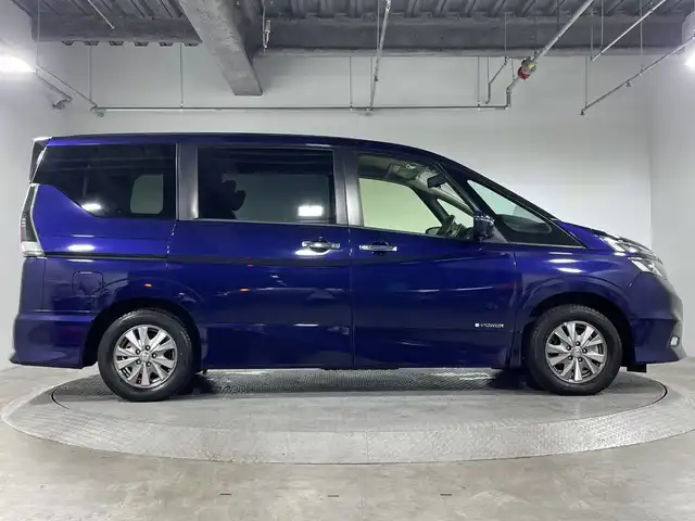 日産 セレナ e－パワー ハイウェイスター V 神奈川県 2018(平30)年 5.7万km アズライトブルー 純正8型SDナビゲーション【MM518D-L】/フルセグ　AM FM CD DVD　AUX/インテリジェントアラウンドビューモニター/インテリジェントルームミラー/ハンズフリー両側電動スライドドア【サンセード】/セーフティパックB/プロパイロット/車線逸脱防止支援システム/踏み間違い防止アシスト/インテリジェントパーキングアシスト/標識検知機能/ふらつき警報/フロントバックソナー/ヒーター付きドアミラー/電動パーキング/オートブレーキホールド/インテリジェントエマージェンシーブレーキ/LDW車線逸脱警報/レーダークルーズコントロール/オートハイビーム/合皮コンビシート/革巻きステアリング/ステアリングヒーター/社外前方ドライブレコーダー/ドライブモード/2列目3列目USB電源ソケット・パーソナルテーブル/プッシュスタート/インテリジェントキー/純正サイドシル・リアスポイラー/純正15インチアルミホイール/LEDヘッドランプ/オートライト/フロントフォグランプ