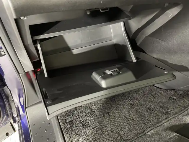 日産 セレナ e－パワー ハイウェイスター V 神奈川県 2018(平30)年 5.7万km アズライトブルー 純正8型SDナビゲーション【MM518D-L】/フルセグ　AM FM CD DVD　AUX/インテリジェントアラウンドビューモニター/インテリジェントルームミラー/ハンズフリー両側電動スライドドア【サンセード】/セーフティパックB/プロパイロット/車線逸脱防止支援システム/踏み間違い防止アシスト/インテリジェントパーキングアシスト/標識検知機能/ふらつき警報/フロントバックソナー/ヒーター付きドアミラー/電動パーキング/オートブレーキホールド/インテリジェントエマージェンシーブレーキ/LDW車線逸脱警報/レーダークルーズコントロール/オートハイビーム/合皮コンビシート/革巻きステアリング/ステアリングヒーター/社外前方ドライブレコーダー/ドライブモード/2列目3列目USB電源ソケット・パーソナルテーブル/プッシュスタート/インテリジェントキー/純正サイドシル・リアスポイラー/純正15インチアルミホイール/LEDヘッドランプ/オートライト/フロントフォグランプ
