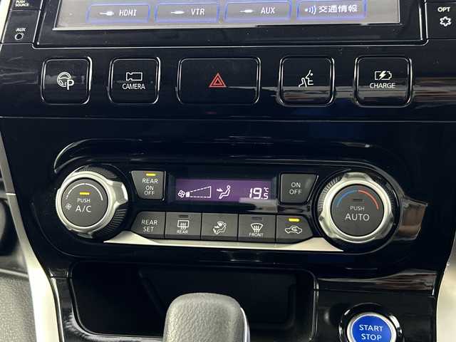 日産 セレナ e－パワー ハイウェイスター V 愛知県 2018(平30)年 5.7万km アズライトブルー 純正9型SDナビゲーション【MM518D-L】/フルセグTV/CD/DVD/MSV/Bluetooth/インテリジェントアラウンドビューモニター/インテリジェントルームミラー/ハンズフリー両側電動スライドドア【サンセード】/セーフティパックB/プロパイロット/車線逸脱防止支援システム/踏み間違い防止アシスト/インテリジェントパーキングアシスト/標識検知機能/ふらつき警報/フロントバックソナー/ヒーター付きドアミラー/電動パーキング/オートブレーキホールド/インテリジェントエマージェンシーブレーキ/LDW車線逸脱警報/レーダークルーズコントロール/オートハイビーム/合皮コンビシート/革巻きステアリング/ステアリングヒーター/社外前方ドライブレコーダー/ドライブモード/2列目3列目USB電源ソケット・パーソナルテーブル/プッシュスタート/インテリジェントキー/純正サイドシル・リアスポイラー/純正15インチアルミホイール/LEDヘッドランプ/オートライト/フロントフォグランプ