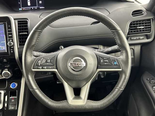 日産 セレナ e－パワー ハイウェイスター V 愛知県 2018(平30)年 5.7万km アズライトブルー 純正9型SDナビゲーション【MM518D-L】/フルセグTV/CD/DVD/MSV/Bluetooth/インテリジェントアラウンドビューモニター/インテリジェントルームミラー/ハンズフリー両側電動スライドドア【サンセード】/セーフティパックB/プロパイロット/車線逸脱防止支援システム/踏み間違い防止アシスト/インテリジェントパーキングアシスト/標識検知機能/ふらつき警報/フロントバックソナー/ヒーター付きドアミラー/電動パーキング/オートブレーキホールド/インテリジェントエマージェンシーブレーキ/LDW車線逸脱警報/レーダークルーズコントロール/オートハイビーム/合皮コンビシート/革巻きステアリング/ステアリングヒーター/社外前方ドライブレコーダー/ドライブモード/2列目3列目USB電源ソケット・パーソナルテーブル/プッシュスタート/インテリジェントキー/純正サイドシル・リアスポイラー/純正15インチアルミホイール/LEDヘッドランプ/オートライト/フロントフォグランプ