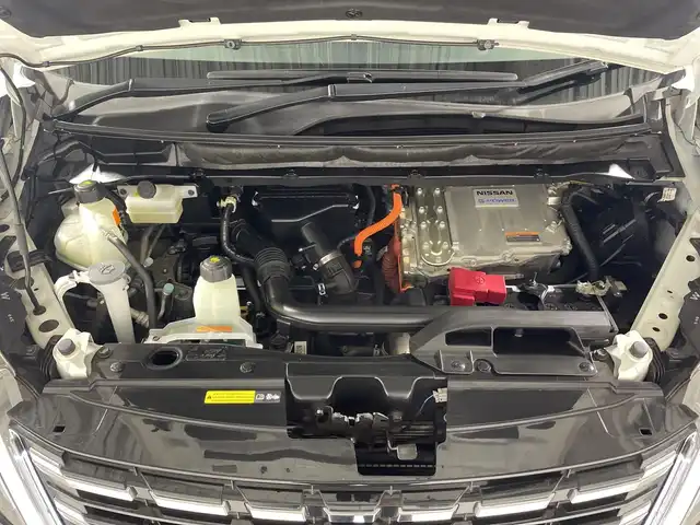 日産 セレナ e－パワー ハイウェイスター V 神奈川県 2020(令2)年 4.1万km ブリリアントホワイトパール 2トーン 純正10インチSDナビ/AM&FM&BT&フルセグTV/全方位モニター/純正フリップダウンモニター/社外前後ドライブレコーダー/純正ビルトインETC/両側パワースライドドア/ハンズフリーパワースライドドア/リアオートエアコン/3列目ヒーターダクト/プロパイロット/全方位運転支援システム/インテリジェントエマージェンシーブレーキ/踏み間違い衝突防止アシスト/車線逸脱防止支援システム/後側方衝突防止支援システム/標識検知機能/前方衝突予測警報/車線逸脱警報/後側方車両検知警報/後退時車両検知警報/電動パーキングブレーキ/ブレーキオートホールド/LEDヘッドライト/オートハイビーム/LEDフォグライト