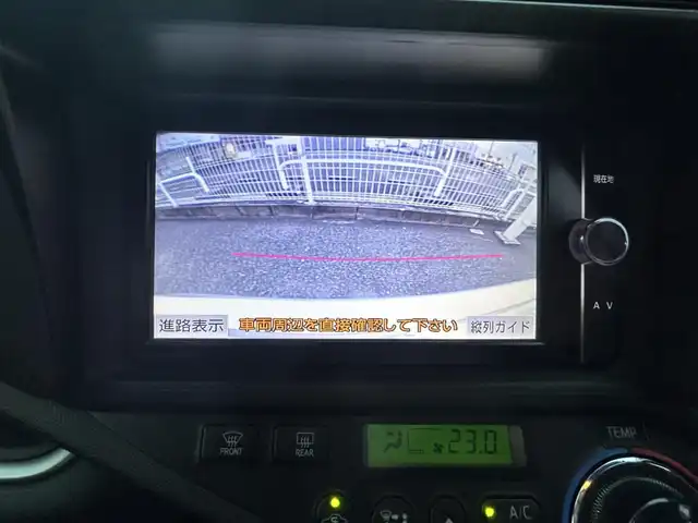 トヨタ アクア G 奈良県 2013(平25)年 6.8万km シルバーM 純正ナビ/フルセグTV/バックカメラ/ETC/社外アルミ/Bluetooth/ABS/プッシュスタート/フロアマット/オートライト/取扱説明書/記録簿/保証書