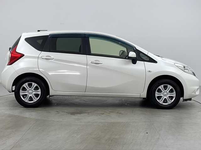 日産 ノート X FOUR エマージェンシーB 道央・札幌 2014(平26)年 6.1万km ブリリアントホワイトパール ・4WD/・社外ナビ＆TV＆CD＆DVD＆BT/・エマージェンシーブレーキ/・レーンキープアシスト/・横滑り防止装置/・スペアキー