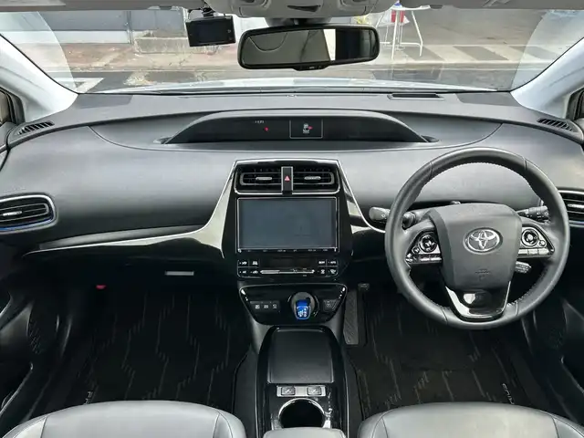 トヨタ プリウス A ツーリングセレクション 神奈川県 2021(令3)年 3.4万km シルバーM 純正9型SDナビ/（CD/DVD/BT/SD/フルセグ）/４WD/パノラミックビューモニター/ドライブレコーダー前後/プリクラッシュセーフティ/レーダークルーズコントロール/運転席パワーシート/レザーシート/ETC/LEDヘッドライト/オートライト/オートハイビーム/純正17インチAW/前席シートヒーター/プッシュスタート/スマートキー/フロアマット