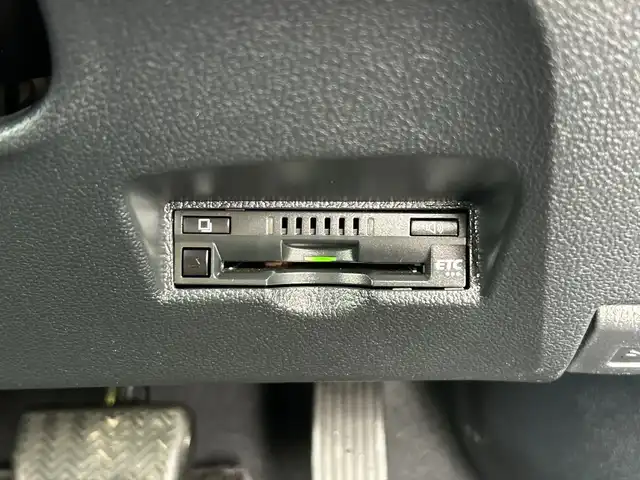 トヨタ プリウス A ツーリングセレクション 神奈川県 2021(令3)年 3.4万km シルバーM 純正9型SDナビ/（CD/DVD/BT/SD/フルセグ）/４WD/パノラミックビューモニター/ドライブレコーダー前後/プリクラッシュセーフティ/レーダークルーズコントロール/運転席パワーシート/レザーシート/ETC/LEDヘッドライト/オートライト/オートハイビーム/純正17インチAW/前席シートヒーター/プッシュスタート/スマートキー/フロアマット