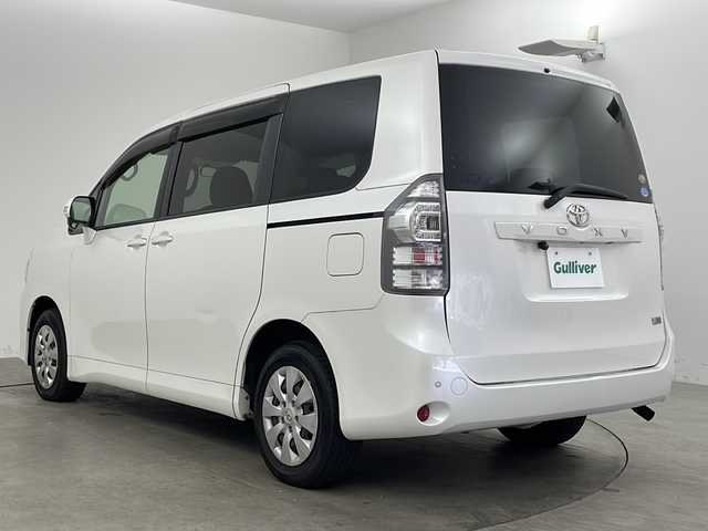 トヨタ ヴォクシー X Lエディション 兵庫県 2011(平23)年 5万km ホワイトパールクリスタルシャイン ・社外SDナビ&ワンセグ&CD/・バックカメラ/・前後コーナーセンサー/・片側パワースライドドア/・HIDヘッドライト/・ステアリングリモコン/・社外フロアマット/・純正ホイールキャップ/・電動格納ミラー/・リモコンキー