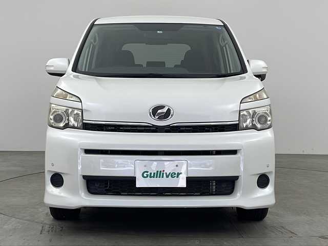 トヨタ ヴォクシー X Lエディション 兵庫県 2011(平23)年 5万km ホワイトパールクリスタルシャイン ・社外SDナビ&ワンセグ&CD/・バックカメラ/・前後コーナーセンサー/・片側パワースライドドア/・HIDヘッドライト/・ステアリングリモコン/・社外フロアマット/・純正ホイールキャップ/・電動格納ミラー/・リモコンキー