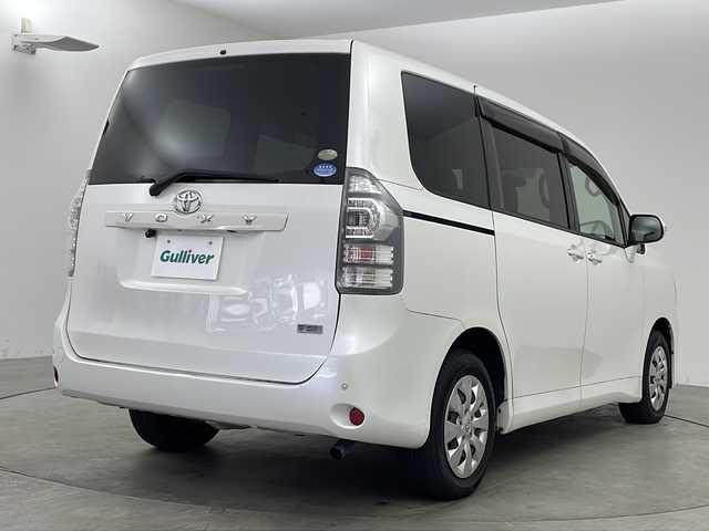 トヨタ ヴォクシー X Lエディション 兵庫県 2011(平23)年 5万km ホワイトパールクリスタルシャイン ・社外SDナビ&ワンセグ&CD/・バックカメラ/・前後コーナーセンサー/・片側パワースライドドア/・HIDヘッドライト/・ステアリングリモコン/・社外フロアマット/・純正ホイールキャップ/・電動格納ミラー/・リモコンキー