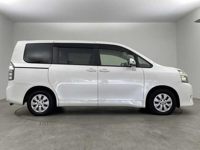 トヨタ ヴォクシー X Lエディション 兵庫県 2011(平23)年 5万km ホワイトパールクリスタルシャイン ・社外SDナビ&ワンセグ&CD/・バックカメラ/・前後コーナーセンサー/・片側パワースライドドア/・HIDヘッドライト/・ステアリングリモコン/・社外フロアマット/・純正ホイールキャップ/・電動格納ミラー/・リモコンキー