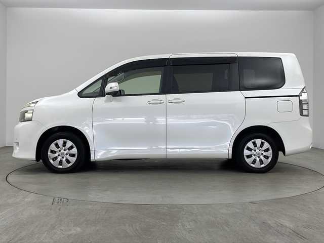 トヨタ ヴォクシー X Lエディション 兵庫県 2011(平23)年 5万km ホワイトパールクリスタルシャイン ・社外SDナビ&ワンセグ&CD/・バックカメラ/・前後コーナーセンサー/・片側パワースライドドア/・HIDヘッドライト/・ステアリングリモコン/・社外フロアマット/・純正ホイールキャップ/・電動格納ミラー/・リモコンキー