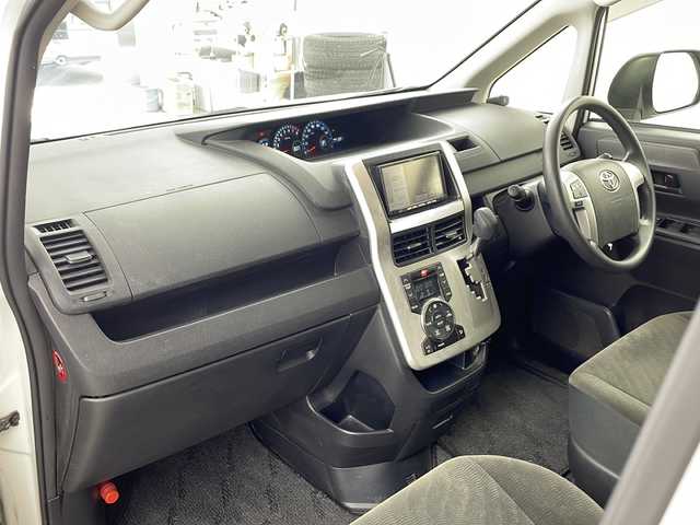 トヨタ ヴォクシー X Lエディション 兵庫県 2011(平23)年 5万km ホワイトパールクリスタルシャイン ・社外SDナビ&ワンセグ&CD/・バックカメラ/・前後コーナーセンサー/・片側パワースライドドア/・HIDヘッドライト/・ステアリングリモコン/・社外フロアマット/・純正ホイールキャップ/・電動格納ミラー/・リモコンキー