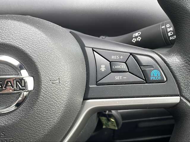 日産 セレナ e－パワー XV 長野県 2018(平30)年 2万km ブリリアントホワイトパール 純正９インチメモリナビフルセグTV/プロパイロット/エマージェンシーブレーキ/全方位カメラ/両側パワースライドドア/デジタルインナーミラー/純正15インチアルミ/セーフティパックB/LEDヘッドライト/ETC/保証書