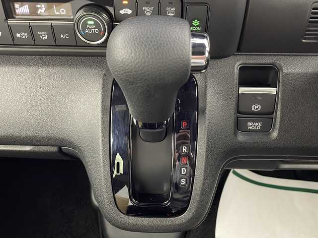 ホンダ Ｎ ＢＯＸ カスタム ターボ 大阪府 2024(令6)年 0.5万km ミッドナイトブルービームM 禁煙車/純正9型ナビ/（BT/CD/DVD/AppleCarPlay/AndroidAuto/フルセグ）/両側電動スライドドア/前方ドライブレコーダー/バックカメラ/ETC/ホンダセンシング/・衝突軽減ブレーキ（CMBS）/・誤発進抑制機能（前方・後方）/・歩行者事故低減ステアリング/・路外逸脱抑制機能/・アダプティブクルーズコントロール（ACC）/・車線維持支援システム（LKAS）/・先行車発進お知らせ機能/・標識認識機能/・オートハイビーム/パドルシフト/ハーフレザー/電動パーキング/オートホールド/オートエアコン/USB（Type-A/Type-C）/スマートキー/スペアキー/オートライト/LEDヘッドライト