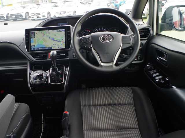 トヨタ ヴォクシー ZS 煌Ⅱ 千葉県 2020(令2)年 4.7万km ホワイトパールクリスタルシャイン Toyota Safety Sense/・プリクラッシュセーフティ/・レーンディパーチャーアラート/・オートハイビーム/クルーズコントロール/アイドリングストップ/両側パワースライドドア/純正SDナビ/地デジTV/【DVD/CD再生機能　Bluetooth接続】/バックカメラ/ドライブレコーダー/フリップダウンモニター/革巻きステアリング/ETC（2.0）/LEDヘッドライト/ウインカーミラー/クリアランスソナー/純正16インチアルミホイル/スマートキー