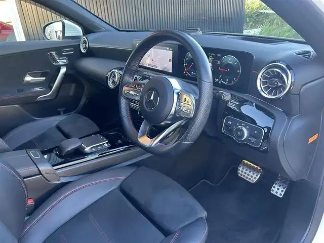 メルセデス・ベンツ Ｍ・ベンツ Ａ２００ｄ AMGライン 福岡県 2022(令4)年 1.9万km ポーラホワイト レーダーセーフティパッケージ/・ブレーキアシスト/・ステアリングアシスト/・ブラインドスポットアシスト/・レーンチェンジアシスト/・アダプティブクルーズコントロール/アドバンスドパケージ/・ヘッドアップディスプレイ/・360度カメラ/前後ドライブレコーダー/ワイヤレス充電/LEDヘッドライト/オートハイビーム/ステアリングスイッチ/パドルシフト/純正１８インチAW/ETC