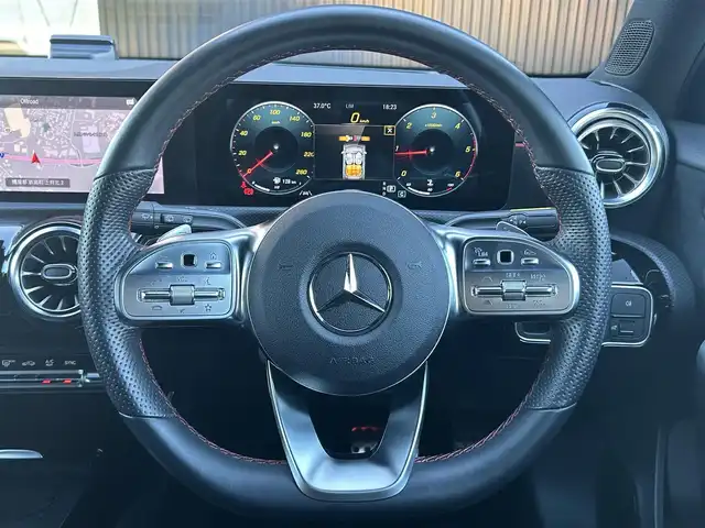 メルセデス・ベンツ Ｍ・ベンツ Ａ２００ｄ AMGライン 福岡県 2022(令4)年 1.9万km ポーラホワイト レーダーセーフティパッケージ/・ブレーキアシスト/・ステアリングアシスト/・ブラインドスポットアシスト/・レーンチェンジアシスト/・アダプティブクルーズコントロール/アドバンスドパケージ/・ヘッドアップディスプレイ/・360度カメラ/前後ドライブレコーダー/ワイヤレス充電/LEDヘッドライト/オートハイビーム/ステアリングスイッチ/パドルシフト/純正１８インチAW/ETC