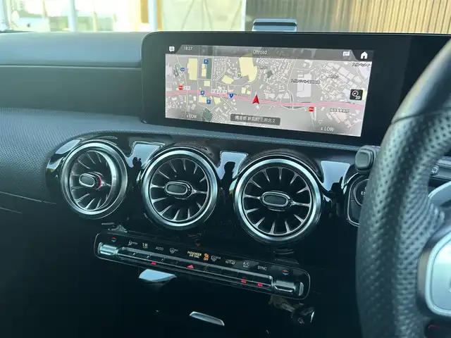メルセデス・ベンツ Ｍ・ベンツ Ａ２００ｄ AMGライン 福岡県 2022(令4)年 1.9万km ポーラホワイト レーダーセーフティパッケージ/・ブレーキアシスト/・ステアリングアシスト/・ブラインドスポットアシスト/・レーンチェンジアシスト/・アダプティブクルーズコントロール/アドバンスドパケージ/・ヘッドアップディスプレイ/・360度カメラ/前後ドライブレコーダー/ワイヤレス充電/LEDヘッドライト/オートハイビーム/ステアリングスイッチ/パドルシフト/純正１８インチAW/ETC