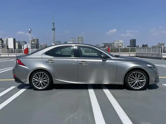 レクサス ＩＳ 300h バージョンL 東京都 2016(平28)年 3.4万km ソニックチタニウム 純正ナビ/FM・AM・TV・BT・CD・DVD・SD/ETC/バックカメラ/コーナーセンサー/サンルーフ/パワーシート/エアーシート/シートヒーター/プッシュスタート/パドルシフト/クルーズコントロール/ステアリングスイッチ/純正フロアマット/取扱説明書/保証書