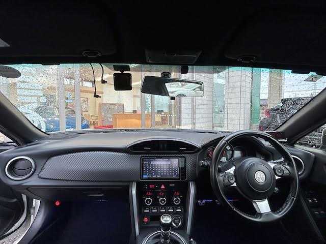 トヨタ ８６ GT 埼玉県 2021(令3)年 4.2万km クリスタルホワイトパール TRDフロントスポイラー/RAYS社外１８インチアルミホイール/ロッソモデロ社外マフラー/クルーズコントロール/純正メモリナビ/NSZT-W68T/バックカメラ/コーナーセンサー/セルスター社外レーダーAR-W51GA/前後ドライブレコーダー/ETC