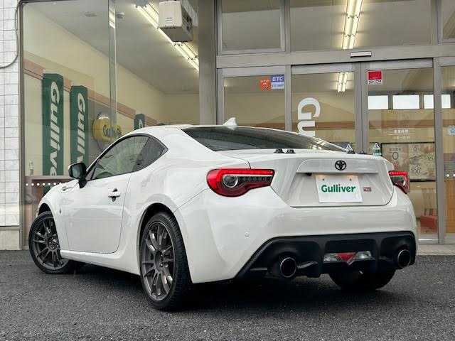 トヨタ ８６ GT 埼玉県 2021(令3)年 4.2万km クリスタルホワイトパール TRDフロントスポイラー/RAYS社外１８インチアルミホイール/ロッソモデロ社外マフラー/クルーズコントロール/純正メモリナビ/NSZT-W68T/バックカメラ/コーナーセンサー/セルスター社外レーダーAR-W51GA/前後ドライブレコーダー/ETC