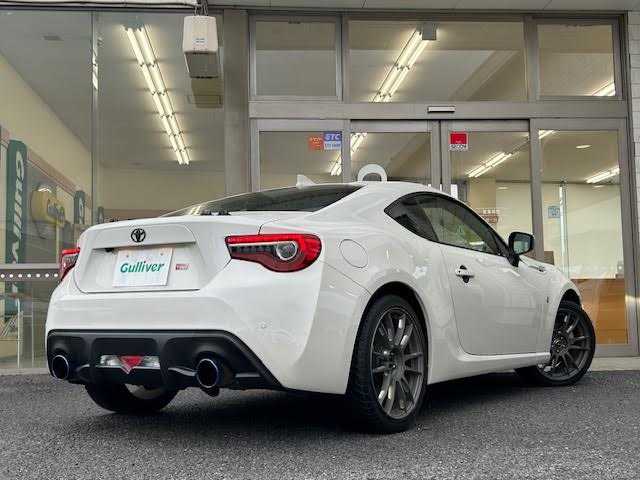 トヨタ ８６ GT 埼玉県 2021(令3)年 4.2万km クリスタルホワイトパール TRDフロントスポイラー/RAYS社外１８インチアルミホイール/ロッソモデロ社外マフラー/クルーズコントロール/純正メモリナビ/NSZT-W68T/バックカメラ/コーナーセンサー/セルスター社外レーダーAR-W51GA/前後ドライブレコーダー/ETC