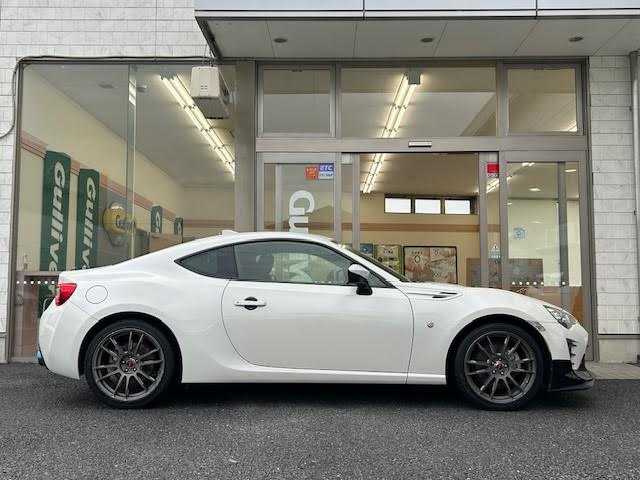 トヨタ ８６ GT 埼玉県 2021(令3)年 4.2万km クリスタルホワイトパール TRDフロントスポイラー/RAYS社外１８インチアルミホイール/ロッソモデロ社外マフラー/クルーズコントロール/純正メモリナビ/NSZT-W68T/バックカメラ/コーナーセンサー/セルスター社外レーダーAR-W51GA/前後ドライブレコーダー/ETC