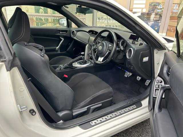 トヨタ ８６ GT 埼玉県 2021(令3)年 4.2万km クリスタルホワイトパール TRDフロントスポイラー/RAYS社外１８インチアルミホイール/ロッソモデロ社外マフラー/クルーズコントロール/純正メモリナビ/NSZT-W68T/バックカメラ/コーナーセンサー/セルスター社外レーダーAR-W51GA/前後ドライブレコーダー/ETC