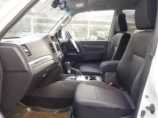 三菱 パジェロ ロング エクシード 山形県 2010(平22)年 10.6万km ウォームホワイトパール 4WD/ディーゼル/純正フリップダウンモニター/ロックフォードプレミアムサウンド/純正メモリナビ/　　【CD DVD BT フルセグ USB MSV】/バックカメラ/クルーズコントロール/HIDオートヘッドライト/シートヒーター/純正17インチアルミホイール/ステアリングスイッチ/MTモード付AT/ターボ/電動格納ウィンカーミラー/フォグランプ/リモコンキー/ETC