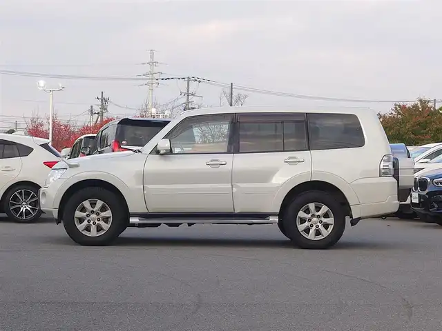 三菱 パジェロ ロング エクシード 山形県 2010(平22)年 10.6万km ウォームホワイトパール 4WD/ディーゼル/純正フリップダウンモニター/ロックフォードプレミアムサウンド/純正メモリナビ/　　【CD DVD BT フルセグ USB MSV】/バックカメラ/クルーズコントロール/HIDオートヘッドライト/シートヒーター/純正17インチアルミホイール/ステアリングスイッチ/MTモード付AT/ターボ/電動格納ウィンカーミラー/フォグランプ/リモコンキー/ETC