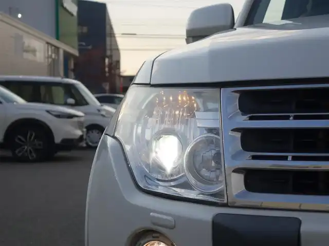 三菱 パジェロ ロング エクシード 山形県 2010(平22)年 10.6万km ウォームホワイトパール 4WD/ディーゼル/純正フリップダウンモニター/ロックフォードプレミアムサウンド/純正メモリナビ/　　【CD DVD BT フルセグ USB MSV】/バックカメラ/クルーズコントロール/HIDオートヘッドライト/シートヒーター/純正17インチアルミホイール/ステアリングスイッチ/MTモード付AT/ターボ/電動格納ウィンカーミラー/フォグランプ/リモコンキー/ETC