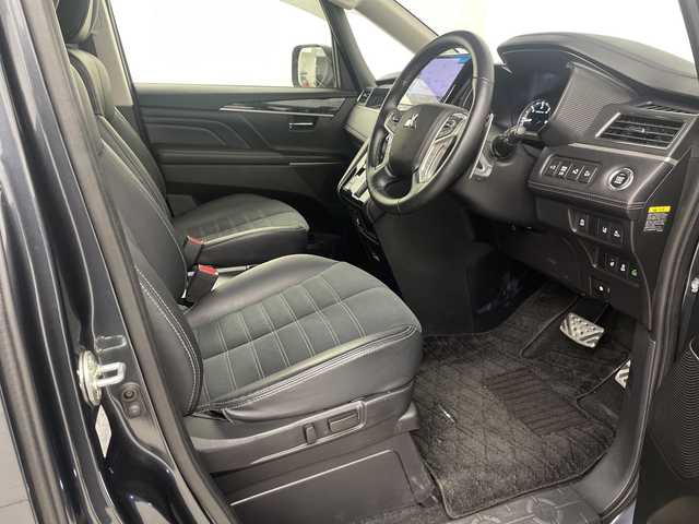 三菱 デリカＤ：５ シャモニー 埼玉県 2024(令6)年 0.8万km グラファイトグレーメタリック/ブラックマイカ 社外11インチナビ　EX11NX/(Bluetooth/HDMI/USB/CD/DVD/AM/FM)/地デジフルセグ/全方位カメラ/ETC/アダプティブクルーズコントロール/衝突軽減ブレーキ/車線逸脱警報/パワーバックドア/ステアリングヒーター/運転席・助手席シートヒーター/パドルシフト/アイドリングストップ/プッシュスタート/ステアリングリモコン/フロントフォグランプ/ウィンカーミラー/純正フロアマット/純正ドアバイザー/純正18インチアルミホイール