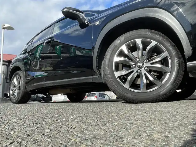 レクサス ＮＸ 300h Fスポーツ 宮城県 2015(平27)年 14.5万km ブラック 4WD/純正HDDナビ/フルセグTV/BT/AM/FM/DVD/CD/USB/バックカメラ/サイドカメラ/サンルーフ/前後ドライブレコーダー/パドルシフト/クルーズコントロール/ステアリングヒーター/前席パワーシート/シートヒーター/エアシート/LEDヘッドライト/フロントフォグライト/オートライト/ビルトインETC/エンジンプッシュスタート/スマートキー/スペアキー×２/取扱説明書/点検記録簿R3～R6/純正AW付き夏タイヤ/（235/55/R18）/冬タイヤゴムのみ積込み/（235/55/R18）
