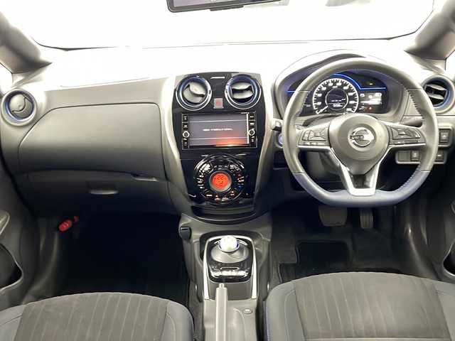 日産 ノート e－パワーオーテック 兵庫県 2018(平30)年 1.1万km ダークメタルグレー ・純正SDナビ&TV&Bluetooth&CD&DVD&SD&USB/・アラウンドビューモニター/・エマージェンシーブレーキ/・レーダークルーズコントロール/・レーンキープアシスト/・前後コーナーセンサー/・ABS/・横滑り防止機能（VDC）/・盗難防止装置/・LEDライト/・オートライト/・ナビ連動ドライブレコーダー/・デジタルインナーミラー/・純正フロアマット/・純正アルミホイール/・LEDヘッドライト/・AACエアコン/・ETC/・スマートキー/・スペアキー/・Wエアバック/・プッシュスタート/・記録簿/・保証書/・取扱説明書