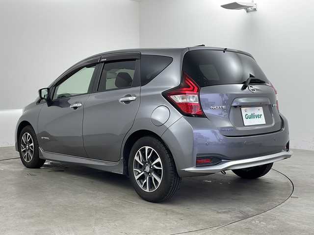 日産 ノート e－パワーオーテック 兵庫県 2018(平30)年 1.1万km ダークメタルグレー ・純正SDナビ&TV&Bluetooth&CD&DVD&SD&USB/・アラウンドビューモニター/・エマージェンシーブレーキ/・レーダークルーズコントロール/・レーンキープアシスト/・前後コーナーセンサー/・ABS/・横滑り防止機能（VDC）/・盗難防止装置/・LEDライト/・オートライト/・ナビ連動ドライブレコーダー/・デジタルインナーミラー/・純正フロアマット/・純正アルミホイール/・LEDヘッドライト/・AACエアコン/・ETC/・スマートキー/・スペアキー/・Wエアバック/・プッシュスタート/・記録簿/・保証書/・取扱説明書
