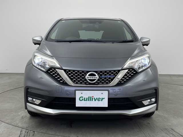 日産 ノート e－パワーオーテック 兵庫県 2018(平30)年 1.1万km ダークメタルグレー ・純正SDナビ&TV&Bluetooth&CD&DVD&SD&USB/・アラウンドビューモニター/・エマージェンシーブレーキ/・レーダークルーズコントロール/・レーンキープアシスト/・前後コーナーセンサー/・ABS/・横滑り防止機能（VDC）/・盗難防止装置/・LEDライト/・オートライト/・ナビ連動ドライブレコーダー/・デジタルインナーミラー/・純正フロアマット/・純正アルミホイール/・LEDヘッドライト/・AACエアコン/・ETC/・スマートキー/・スペアキー/・Wエアバック/・プッシュスタート/・記録簿/・保証書/・取扱説明書