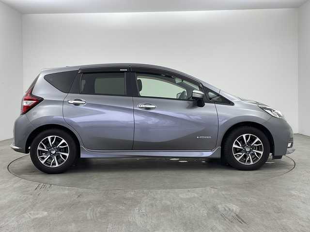 日産 ノート e－パワーオーテック 兵庫県 2018(平30)年 1.1万km ダークメタルグレー ・純正SDナビ&TV&Bluetooth&CD&DVD&SD&USB/・アラウンドビューモニター/・エマージェンシーブレーキ/・レーダークルーズコントロール/・レーンキープアシスト/・前後コーナーセンサー/・ABS/・横滑り防止機能（VDC）/・盗難防止装置/・LEDライト/・オートライト/・ナビ連動ドライブレコーダー/・デジタルインナーミラー/・純正フロアマット/・純正アルミホイール/・LEDヘッドライト/・AACエアコン/・ETC/・スマートキー/・スペアキー/・Wエアバック/・プッシュスタート/・記録簿/・保証書/・取扱説明書