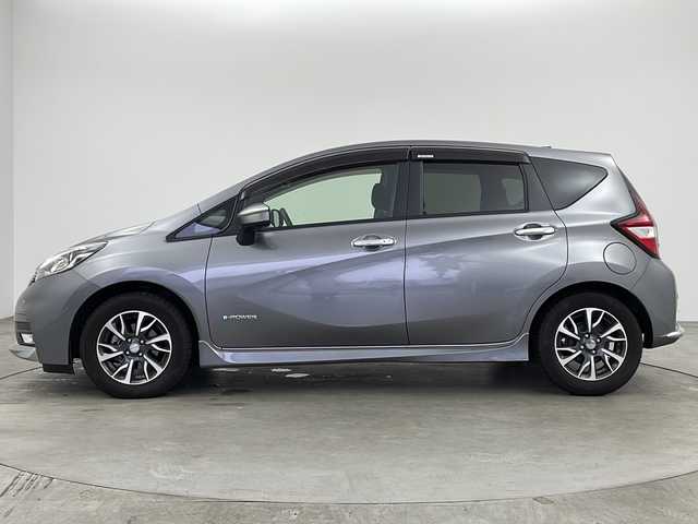 日産 ノート e－パワーオーテック 兵庫県 2018(平30)年 1.1万km ダークメタルグレー ・純正SDナビ&TV&Bluetooth&CD&DVD&SD&USB/・アラウンドビューモニター/・エマージェンシーブレーキ/・レーダークルーズコントロール/・レーンキープアシスト/・前後コーナーセンサー/・ABS/・横滑り防止機能（VDC）/・盗難防止装置/・LEDライト/・オートライト/・ナビ連動ドライブレコーダー/・デジタルインナーミラー/・純正フロアマット/・純正アルミホイール/・LEDヘッドライト/・AACエアコン/・ETC/・スマートキー/・スペアキー/・Wエアバック/・プッシュスタート/・記録簿/・保証書/・取扱説明書