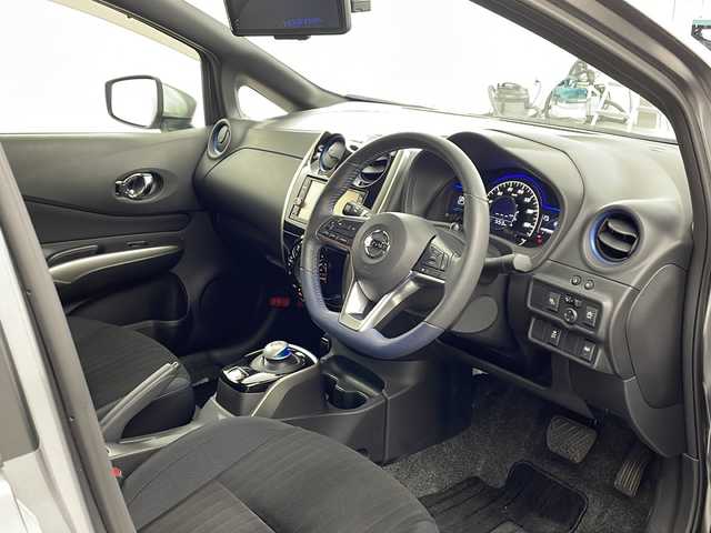 日産 ノート e－パワーオーテック 兵庫県 2018(平30)年 1.1万km ダークメタルグレー ・純正SDナビ&TV&Bluetooth&CD&DVD&SD&USB/・アラウンドビューモニター/・エマージェンシーブレーキ/・レーダークルーズコントロール/・レーンキープアシスト/・前後コーナーセンサー/・ABS/・横滑り防止機能（VDC）/・盗難防止装置/・LEDライト/・オートライト/・ナビ連動ドライブレコーダー/・デジタルインナーミラー/・純正フロアマット/・純正アルミホイール/・LEDヘッドライト/・AACエアコン/・ETC/・スマートキー/・スペアキー/・Wエアバック/・プッシュスタート/・記録簿/・保証書/・取扱説明書