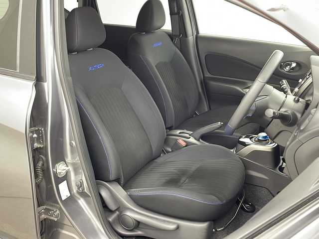 日産 ノート e－パワーオーテック 兵庫県 2018(平30)年 1.1万km ダークメタルグレー ・純正SDナビ&TV&Bluetooth&CD&DVD&SD&USB/・アラウンドビューモニター/・エマージェンシーブレーキ/・レーダークルーズコントロール/・レーンキープアシスト/・前後コーナーセンサー/・ABS/・横滑り防止機能（VDC）/・盗難防止装置/・LEDライト/・オートライト/・ナビ連動ドライブレコーダー/・デジタルインナーミラー/・純正フロアマット/・純正アルミホイール/・LEDヘッドライト/・AACエアコン/・ETC/・スマートキー/・スペアキー/・Wエアバック/・プッシュスタート/・記録簿/・保証書/・取扱説明書