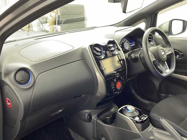 日産 ノート e－パワーオーテック 兵庫県 2018(平30)年 1.1万km ダークメタルグレー ・純正SDナビ&TV&Bluetooth&CD&DVD&SD&USB/・アラウンドビューモニター/・エマージェンシーブレーキ/・レーダークルーズコントロール/・レーンキープアシスト/・前後コーナーセンサー/・ABS/・横滑り防止機能（VDC）/・盗難防止装置/・LEDライト/・オートライト/・ナビ連動ドライブレコーダー/・デジタルインナーミラー/・純正フロアマット/・純正アルミホイール/・LEDヘッドライト/・AACエアコン/・ETC/・スマートキー/・スペアキー/・Wエアバック/・プッシュスタート/・記録簿/・保証書/・取扱説明書